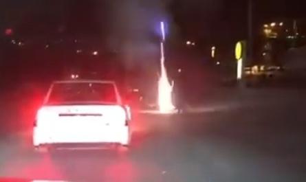 Запущенный с дороги фейерверк парализовал движение в Пятигорске. Видео